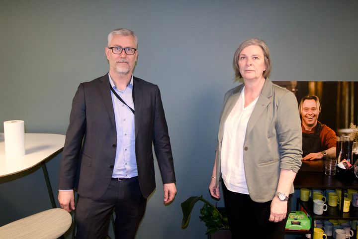 To delegasjonsledere står ved siden av hverandre.