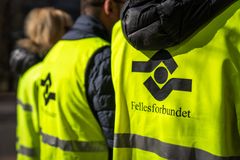 Personer iført gule vester med Fellesforbundets logo.
