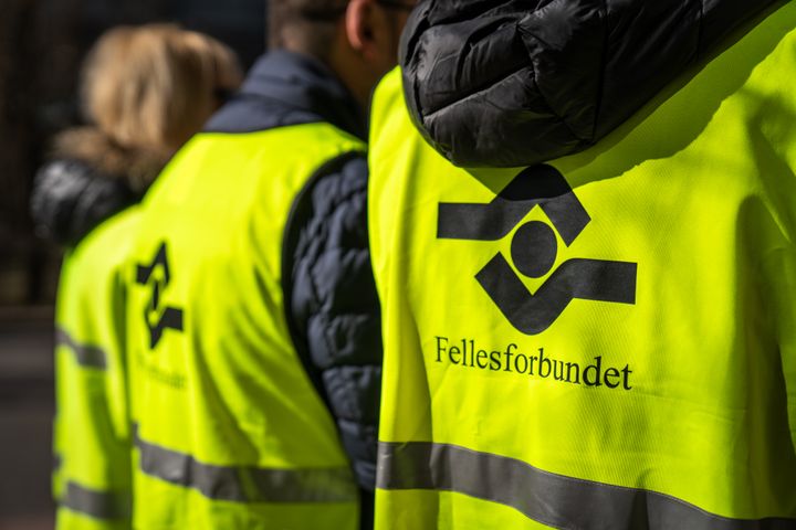 Personer iført gule vester med Fellesforbundets logo.