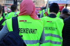 To streikevakter på støttemarkering i gule vester