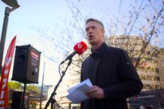 Christian Justnes, forbundsleder i Fellesforbundet under en streikemarkering i april