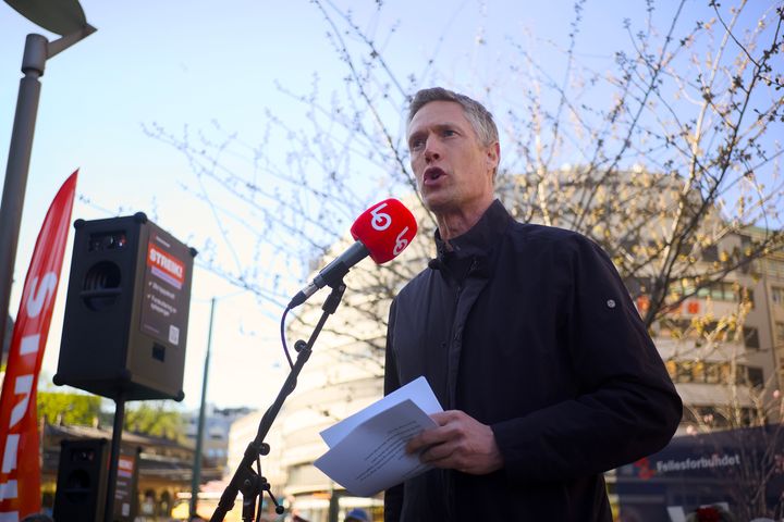 Christian Justnes, forbundsleder i Fellesforbundet under en streikemarkering i april