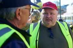 Steffen Høiland, forhandlingsleder for Fellesforbundet, forventer krevende forhandlinger når partene møtes hos Riksmekleren neste uke. Høiland er ikke redd for å ta på seg streikevest endersom det er nødvendig. Bildet er fra en streikemarkering for de hotell- og restaurantansatte i april.