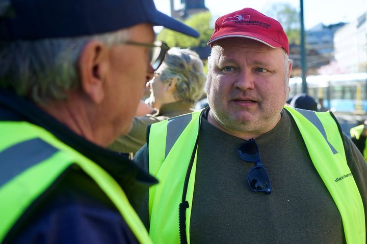 Steffen Høiland, forhandlingsleder for Fellesforbundet, forventer krevende forhandlinger når partene møtes hos Riksmekleren neste uke. Høiland er ikke redd for å ta på seg streikevest endersom det er nødvendig. Bildet er fra en streikemarkering for de hotell- og restaurantansatte i april.