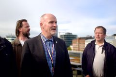Dag-Einar Sivertsen, forhandlingsleder for Fellesforbundet og resten av forhandlingsdelegasjonen.