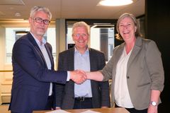 Onar Aanestad fra iArbeid, mekler Torkjel Nesheim og Hilde Elgesem Andersen fra Fellesforbundet, etter at enigheten var et faktum.