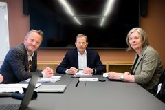 Fra venstre: Geir Ove Ystmark – Administrerende direktør Sjømat Norge, Bjørn Lillebergen – mekler, Hilde Elgesem Andersen – forbundssekretær FEllesforbundet.