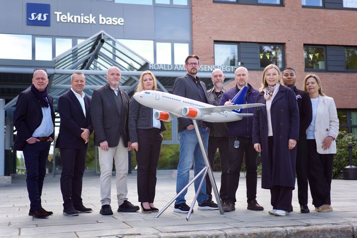 Forhandlingsdelegasjonen til Fellesforbundet. Forhandlingsleder Dag-Einar Sivertsen nummer tre fra venstre. Bildet er tatt ved forhandlingsoppstart i mai.