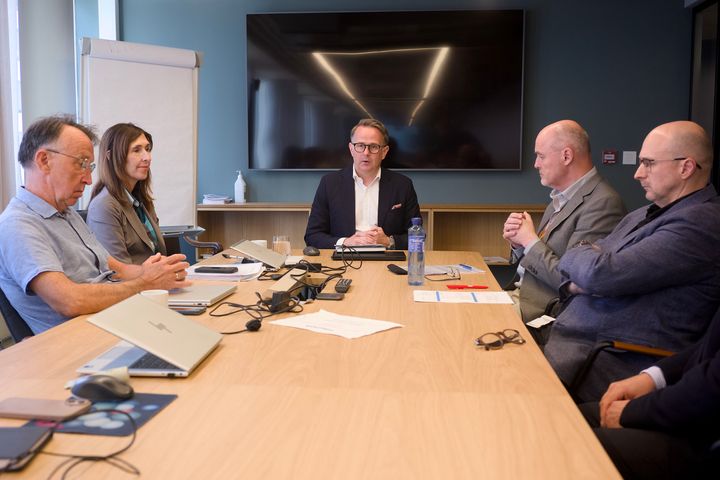 Riksmekler Mats Rueland instruerer partene ved oppstart av meklingen