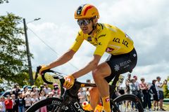 Magnus Cort vandt en etape i Critérium du Dauphiné og cyklede med den gule førertrøje. Cort er en af de otte cykelryttere, der skal cykle for Uno-X Mobility under årets Tour de France. (Foto: Szymon Gruchalski)