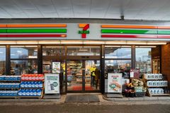 I 7-Eleven butikken tilbyr hyggelige og dyktige ansatte gode valg på farten