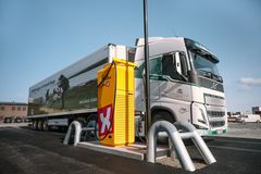 Elektrisk lastebil fra Tine lader