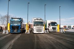 Elektriske lastebiler lader på Gråmyra