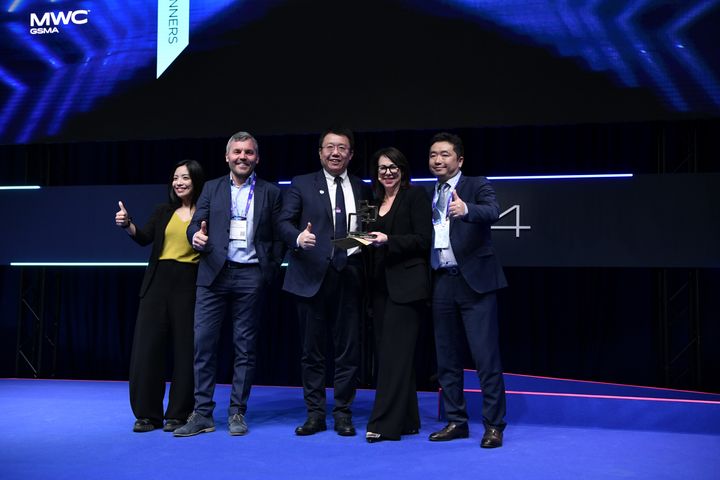 Fra prisutdelingen under MWC Barcelona 2024 med Huaweis Europa-sjef Jim Lu (i midten), Senior VP Kenneth Fredriksen (andre til venstre) og kolleger fra Huawei Norge. Foto: Global Mobile Awards 2024