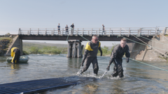 Bilde fra installering av fiskefellen i Berlevåg. Foto: Huawei Norge / Bendik Skogli