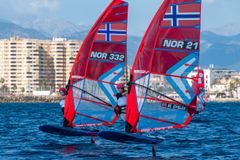 Mina Mobekk med seilnummer 332, Maya Gysler med 21