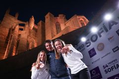 Bronsemedaljer Pia Dahl Andersen (t.h), Nora Edland og trener Gaspar Strahovnik - Mallorca 2025