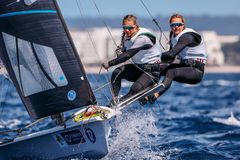 Pia Dahl Andersen og Nora Edland tok en sterk 3. plass under årets første Grand Slam-regatta på Mallorca der hele verdenseliten var på plass. FOTO: Sailing Energy