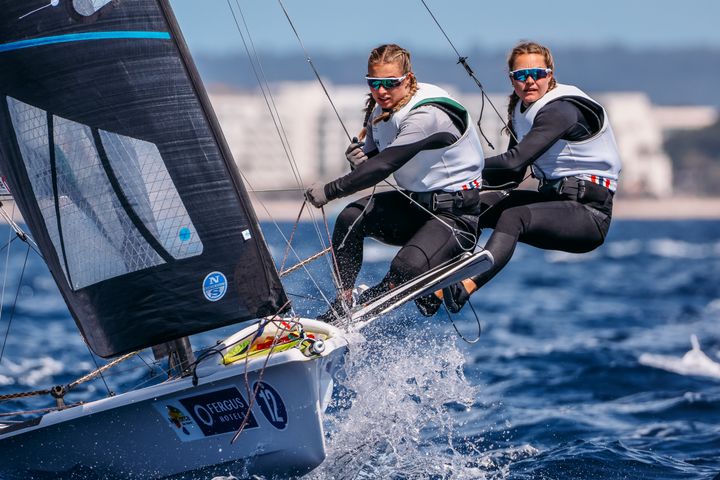 Pia Dahl Andersen og Nora Edland tok en sterk 3. plass under årets første Grand Slam-regatta på Mallorca der hele verdenseliten var på plass. FOTO: Sailing Energy