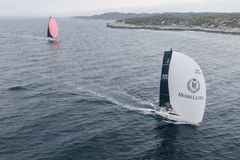 Deltakerne seiler nordover i Race to the Arctic.