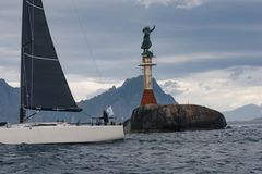 LINE HONOURS: White Shadow (Landmark 43) ble første båt over mållinjen i Svolvær etter den avsluttende etappen av Race to the Arctic