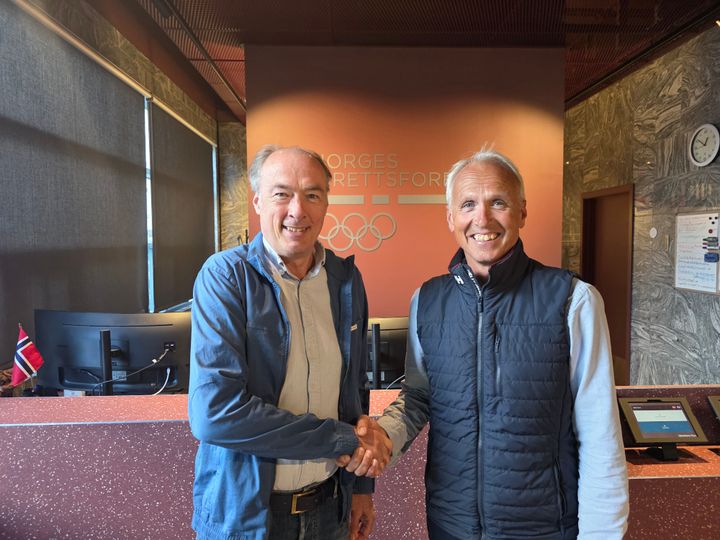 Jack Bråthen fra WaterCircles Norge AS og generalsekretær Per Christian Bordal i Norges Seilforbund markerer fornyelsen av samarbeidsavtalen.