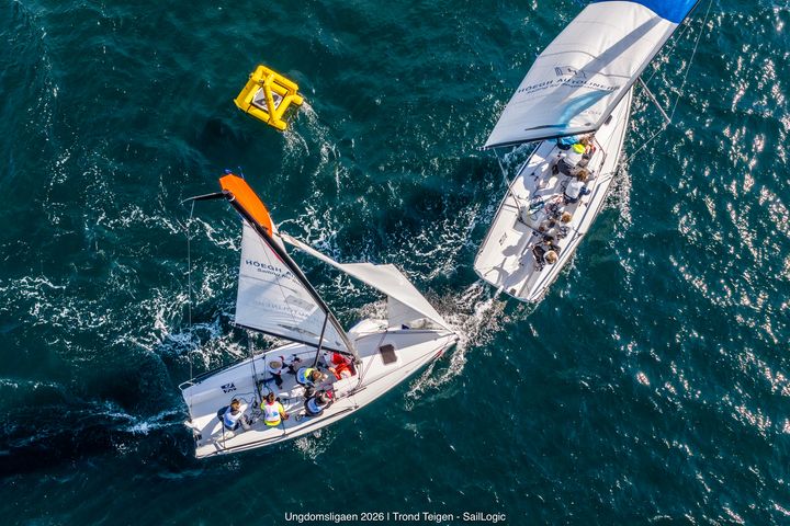 Korte race, mange starter og små marginer kjennetegner Ungdomsligaen, der lagene konkurrerer i like J/70-båter