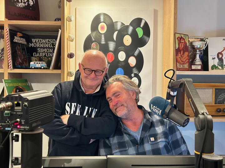 Finn Bjelke (t.v.) og Lars Eikanger i Radio Vinyl-studio før de hørte The Beatles' nye låt, «Now and Then», for første gang.