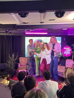 Inga Molles vant årets Feat You i konkurranse med 550 andre. Her med programlederne på konserten Trygve Bennetsen, Julie Bergan og Steffen Pettersen.