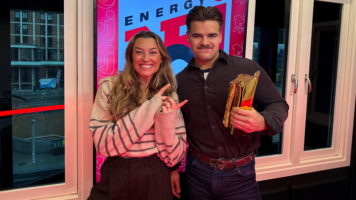 Droppet kjendisliv på rivieraen for samfunnshuset! Tobias Sten lot NRJ-stjernen Marte Bratberg ta seg av prisutdelingen.