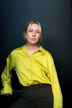 Kristine Grændsen frotser i ville historier i ny podkastserie.