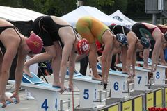 Silje Slyngstadli (bane 4) og Eva Kummen (bane 5) på startpallen til 100m bryst