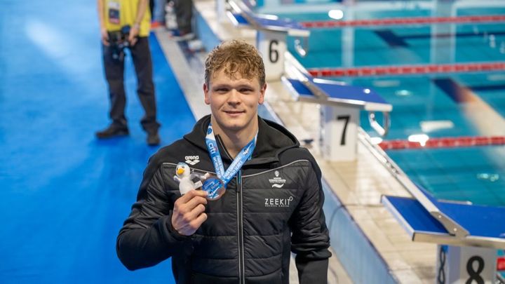 Fredrik Solberg svømmer inn til tredjeplass og tar bronsemedalje i finalen 50m fri i går.