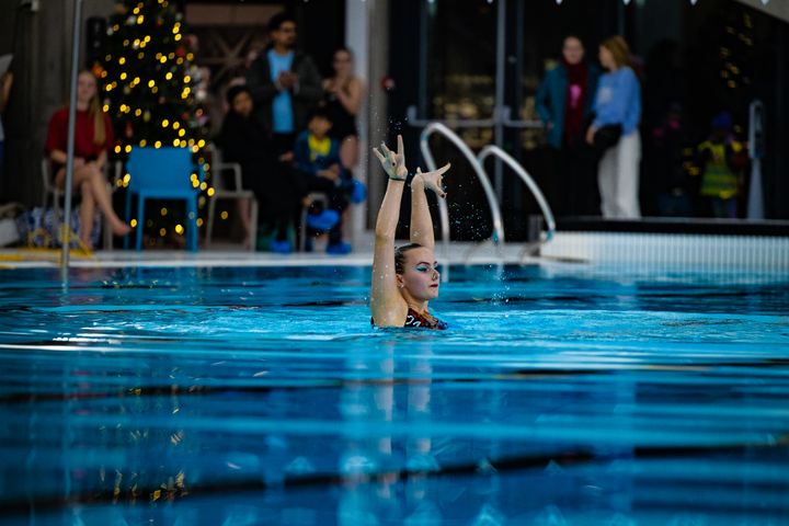14 år gamle Aksinja Lordes Emilsen fra Oslo Idrettslag har kvalifisert seg til en av verdens største konkurranser i artistisk svømming for aldersgruppen 13–15 år, Comen Cup.