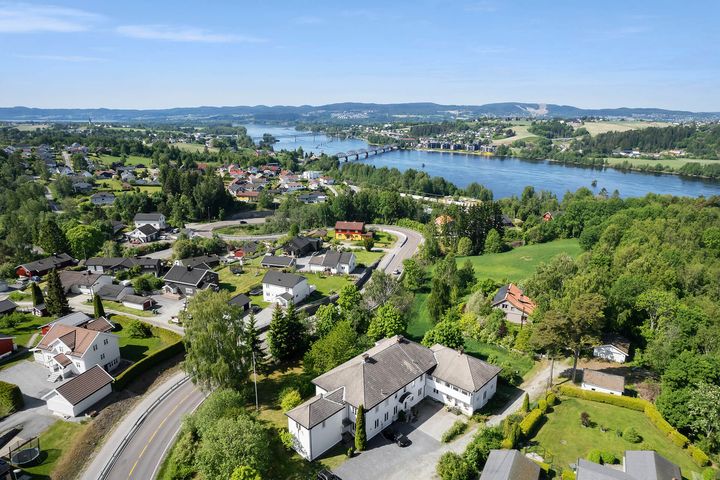 Luftfoto av Stendi Elvetun ved Glomma i Fetsund, omgitt av boligområder og frodig landskap.