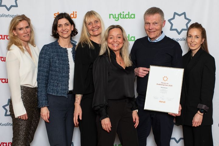Erika%20Enestad%2C%20kvalitets-%20og%20b%E6rekraftsdirekt%F8r%20i%20Ambea%2C%20Ingvild%20Lemme%20Kristiansen%2C%20adm.%20dir.%20i%20Stendi%2C%20Monica%20Havsten%2C%20Line%20Stokholm%20og%20Anders%20Moen%20fra%20Stendi%20Elvetun%20med%20diplom%20og%20Charlotte%20Kv%E6rneng%2C%20kvalitetssjef%20i%20Stendi.