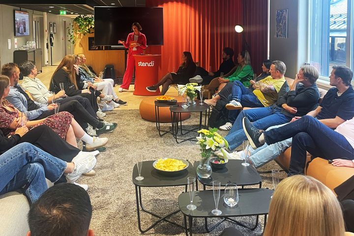 Deltagerne ved VIDs lederprogram sitter i et rom og lytter til Stendis administrerende direktør, Ingvild Lemme Kristiansen.