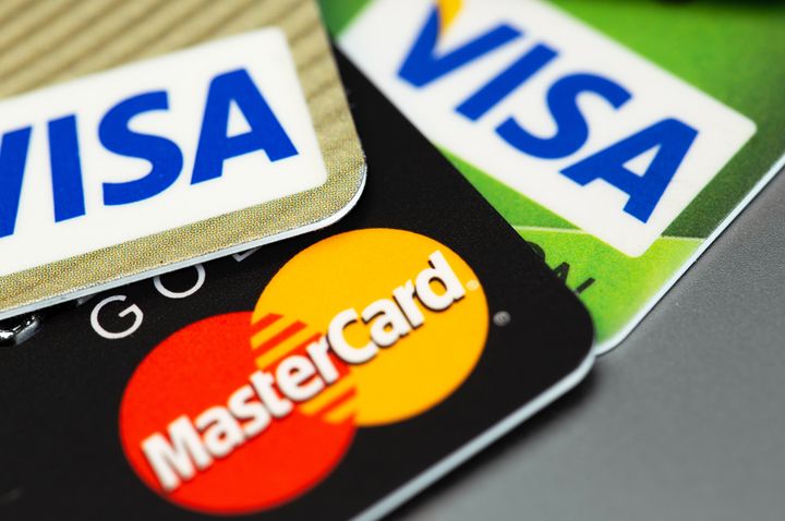 Bilde av to VISA-kort og ett Mastercard