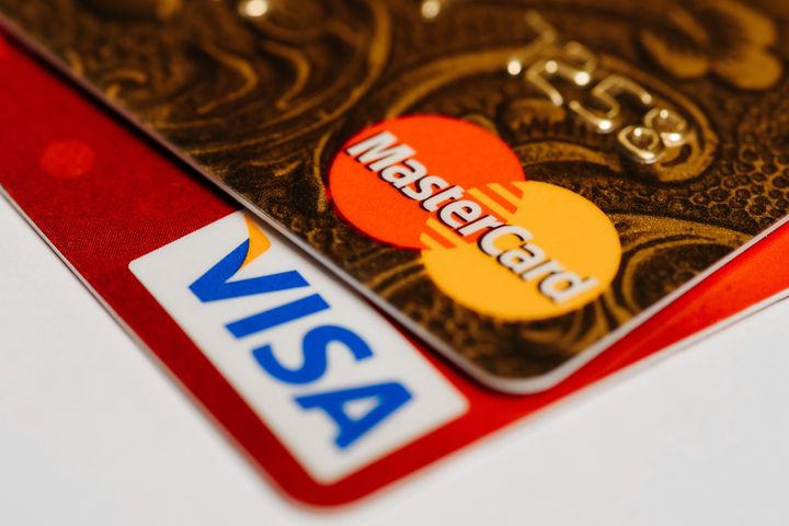 Bilde av et VISA-kort og et Mastercard