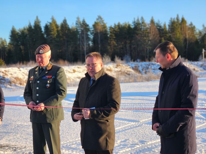 Fra venstre Sjef CyFor, Brigader Halvor Johansen, Forsvarsminister Bjørn Arild Gram og Dag Stølan fra Space Norway.