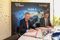 Morten Tengs (t.v.), adm.dir. Space Norway signerer avtalen med Thales Alenia Space. Hervé Derrey, CEO Thales Alenia Space til høyre.