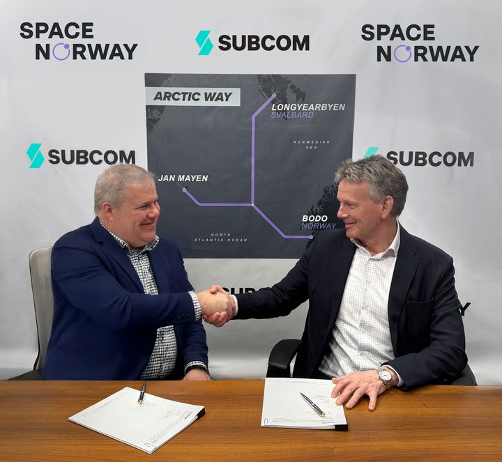 Morten Tengs (t.h) og David Coughlan, henholdsvis administrerende direktør i Space Norway og SubCom, har signert avtale om etableringen av Arctic Way.