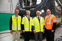 Fra venstre: Erik Røhne (Vy), samferdselsminister Jon-Ivar Nygård, Øystein Risan (Norske tog) og Jörg Nikutta (Alstom).