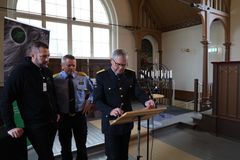 I kirken på Bastøy signerte Bastøy fengsel og organisasjonen Sammen for livet en samarbeidsavtale med formål å få flere domfelte ut i arbeid etter endt soning.