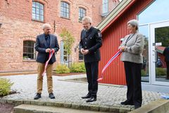 KOPS er offisielt åpnet! Jan-Erik Sandlie (assisterende direktør i Kriminalomsorgsdirektoratet) klipper snora med KOPS' viktige støttespillere Geir Nøklegård og Anne -Merethe Svendsen.