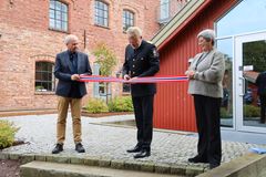 KOPS er offisielt åpnet! Jan-Erik Sandlie (assisterende direktør i Kriminalomsorgsdirektoratet) klipper snora med KOPS' viktige støttespillere Geir Nøklegård og Anne -Merethe Svendsen.