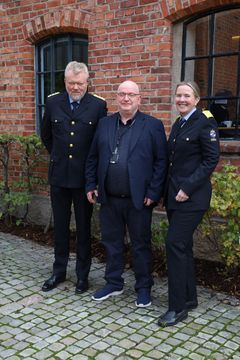 Fra v: Jan-Erik Sandlie (assisterende direktør i Kriminalomsorgsdirektoratet), Ingvar Kjørum (enhetsleder i Kriminalomsorgens operasjonssentral (KOPS)) og Synne Engh-Hellesvik (direktør Kriminalomsorgen region sør)