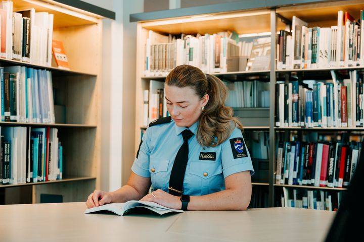 Fengselsbetjentutdanningen blir treårig bachelorgrad i 2027.