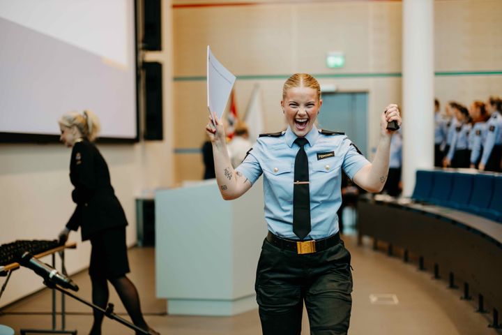 Glad fengselsbetjentaspirant mottar sitt vitnemål
