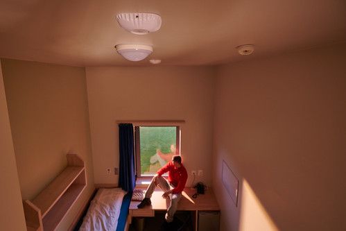 Flere saker de siste årene har aktualisert spørsmålet om hvordan samfunnet skal og bør møte unge som begår alvorlig og gjentatt kriminalitet.